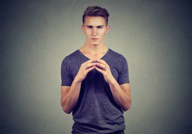 Kurnaz adam kameraya bakan 