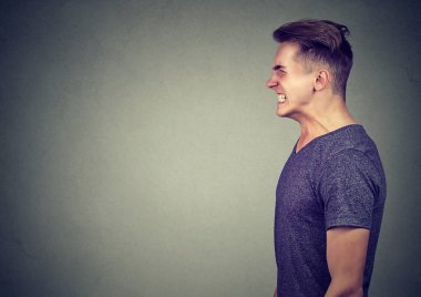 çığlık atmaya temptation direnerek dişlerini kenetlenmesi kızgın bir adam portresi