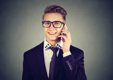 Yakışıklı genç modern işadamı cep telefonu üzerinde arama