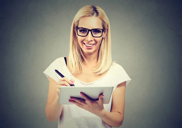 Nahaufnahme Porträt einer jungen Frau, die mit Stift und digitalem Tablet-PC arbeitet — Stockfoto