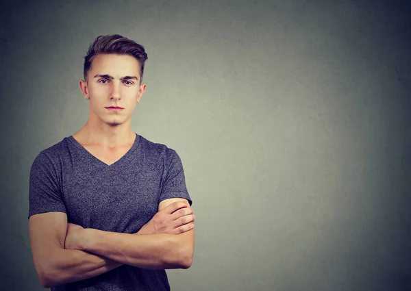 Porträt eines ernsthaften jungen, gutaussehenden Mannes — Stockfoto