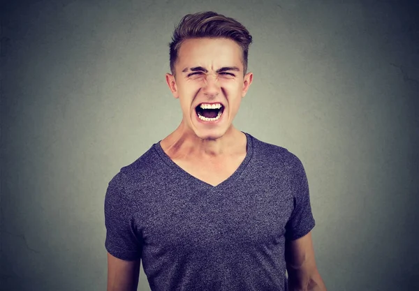 Retrato de un hombre enojado gritando — Foto de Stock
