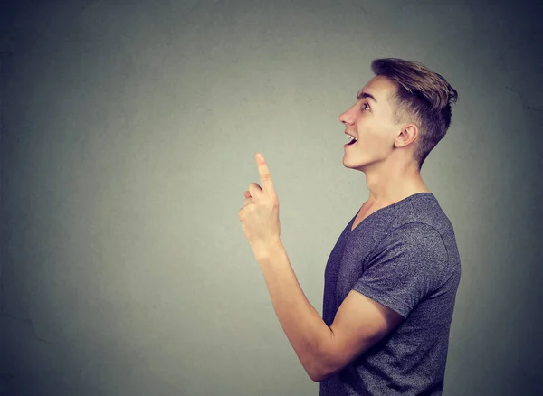 Eureka! Jonge man dragen casual denim shirt gebaren van de idee met één vinger omhoog — Stockfoto