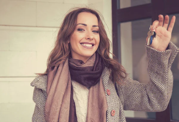 Šťastná žena drží klíče od svého nového bytu — Stock fotografie