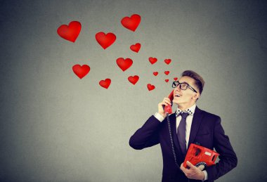 Evet aşık yakışıklı genç gülümseyen