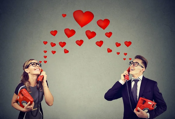 Casal apaixonado ter conversa telefônica romântica — Fotografia de Stock