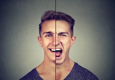 Bipolar bozukluk kavramı. Çift yüz ifadesi ile genç adam 