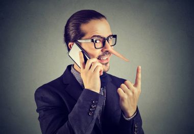 Sinsi yalancı iş adamı cep telefonu üzerinde konuşurken uzun burunlu