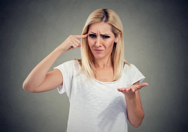 Retrato de una loca enojada haciendo un gesto con su dedo preguntando ¿estás loca? ? — Foto de Stock