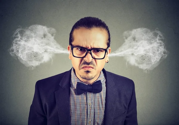 Uomo d'affari arrabbiato, che soffia vapore dalle orecchie, sta per avere un esaurimento nervoso — Foto Stock