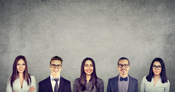 Groep van jonge vertrouwen business mensen-mannen en vrouwen permanent tegen muur — Stockfoto