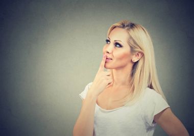 Gri dudaklarına dokunmadan kadın rüya