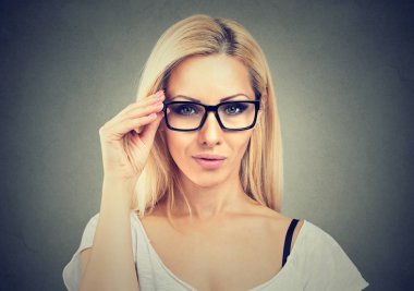 Kendine güvenen kadında genç gözlük