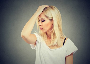 Gafil kadın çaresiz arıyor