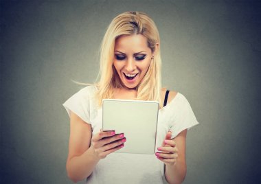 Tablet izlerken heyecanlı kadın