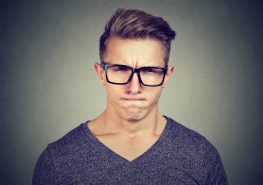 Distrustfully kameraya bakan adam