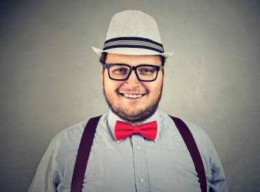 Pozitif şık adam kameraya poz