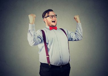 Adam zaferle gri üzerine poz