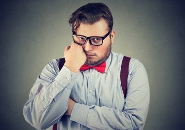 Kilolu olan mutsuz adam