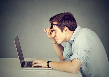 Gri laptop ile karışık adam