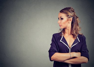 Kendine güvenen genç model gri