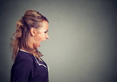 Gri kadın patron çığlık