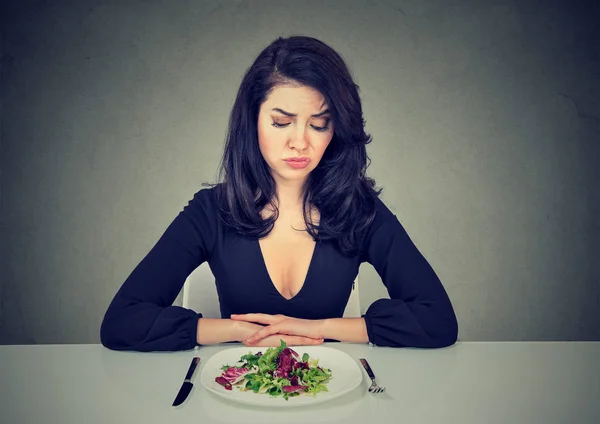 Mulher com dieta insatisfatória — Fotografia de Stock