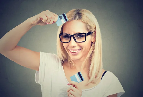 Mujer contenta lidiando con la tarjeta de crédito —  Fotos de Stock