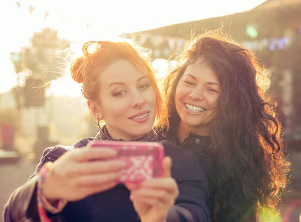 Amigos do sexo feminino duas mulheres tomando selfie se divertindo durante a fuga de fim de semana — Fotografia de Stock