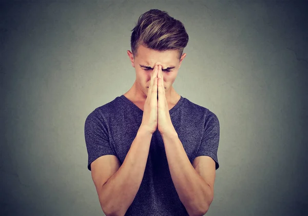 Hombre rezando con emociones profundas — Foto de Stock