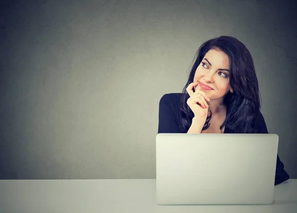 Zakelijke vrouw denken dagdromen vergadering aan balie met laptop — Stockfoto