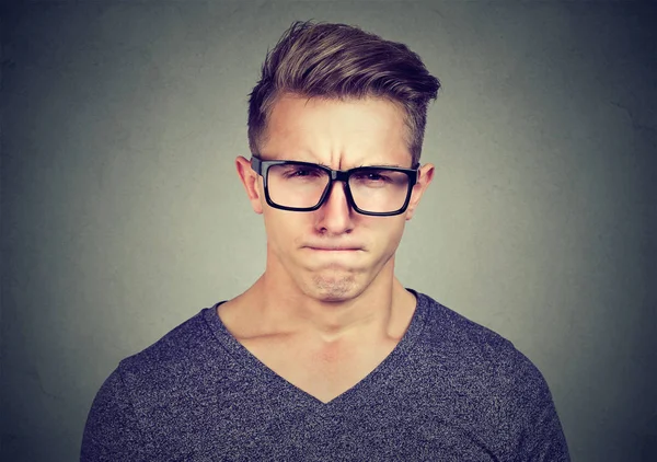 Distrustfully kameraya bakan adam