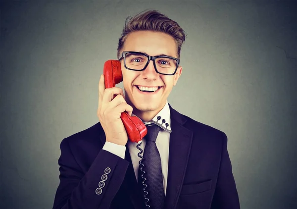 El hombre inteligente contenido hablando por teléfono —  Fotos de Stock