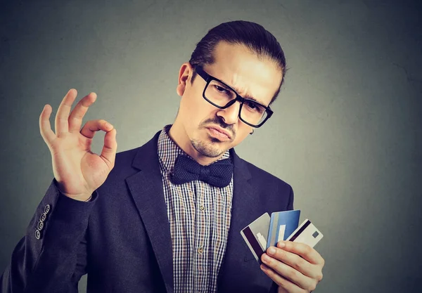 Selbstbewusster Geschäftsmann mit Kreditkarten — Stockfoto