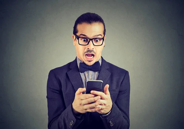 Amazed man browsing smartphone — Stock Photo, Image