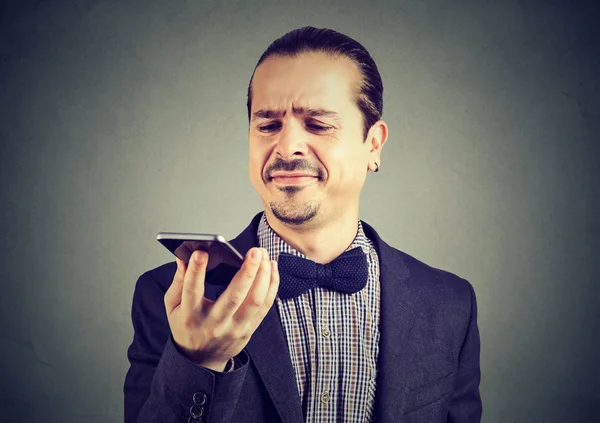 Hombre insatisfecho con el nuevo teléfono inteligente — Foto de Stock