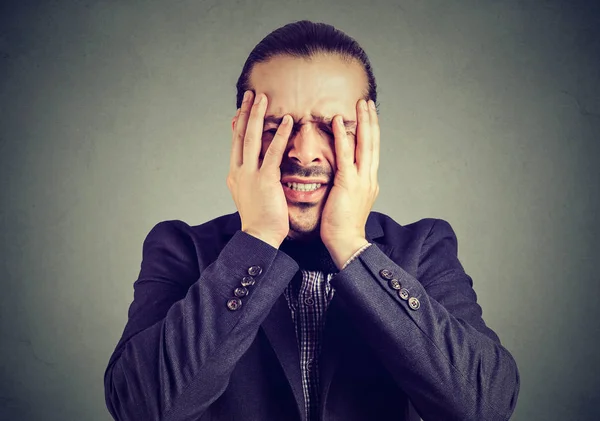 Man onder druk op zoek uitgeput — Stockfoto