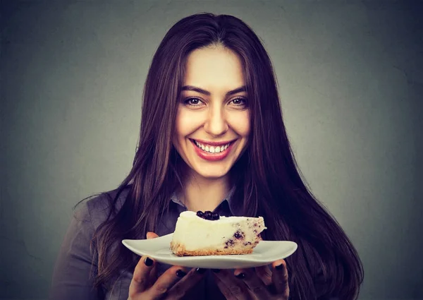 Donna eccitata con fetta di cheesecake — Foto Stock