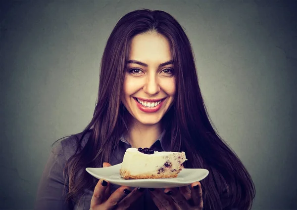 Aufgeregte Frau mit Käsekuchenscheibe — Stockfoto