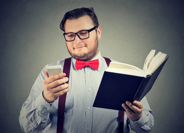 Estudiante de contenido con libro y smartphone — Foto de Stock