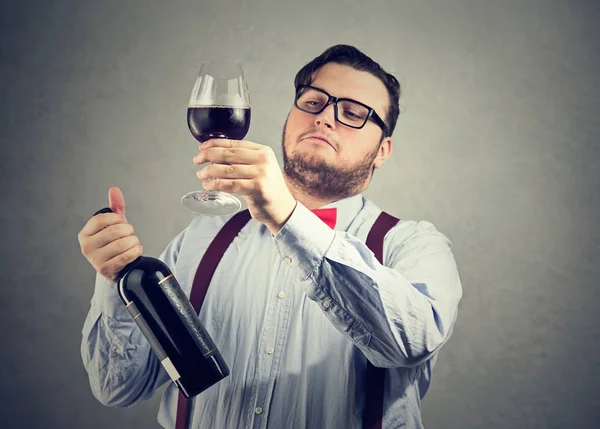 Snobby wine expert exploring drink — Stock Photo, Image