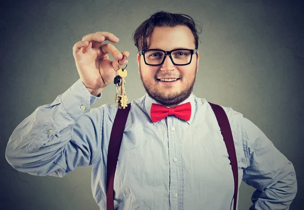 Hombre contento jactándose con nuevo apartamento — Foto de Stock