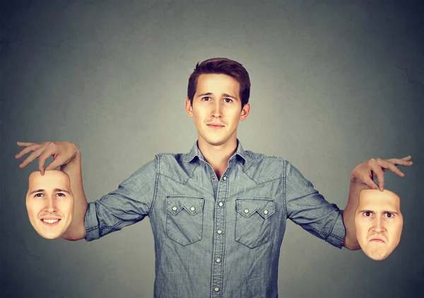 Hombre que tiene diferentes máscaras para diferentes estados de ánimo — Foto de Stock