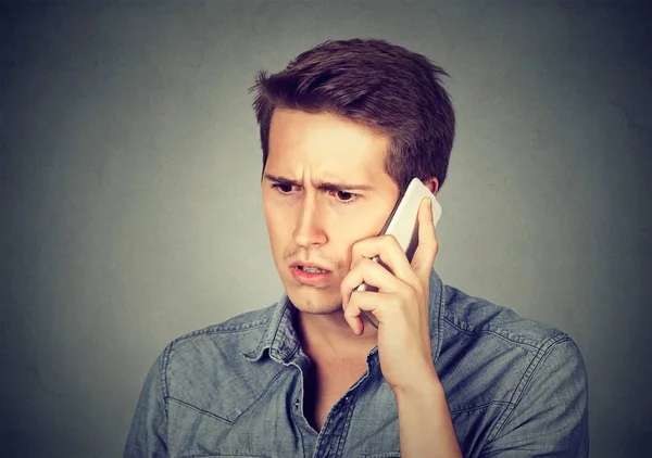 Uomo che reagisce al telefono parlare — Foto Stock