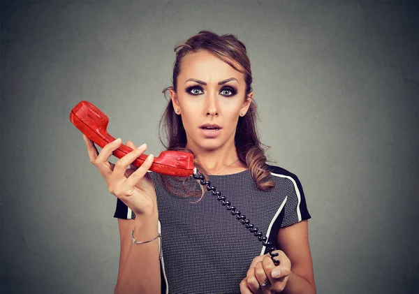 Mujer confundida con teléfono viejo — Foto de Stock