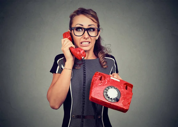 Γυναίκα με προβλήματα ενώ μιλάτε στο τηλέφωνο — Φωτογραφία Αρχείου