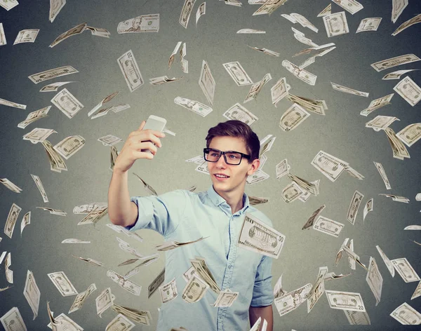 Hombre ganando dinero con las redes sociales —  Fotos de Stock