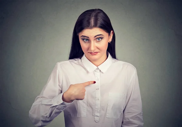 Mujer sorprendida señalándose a sí misma — Foto de Stock