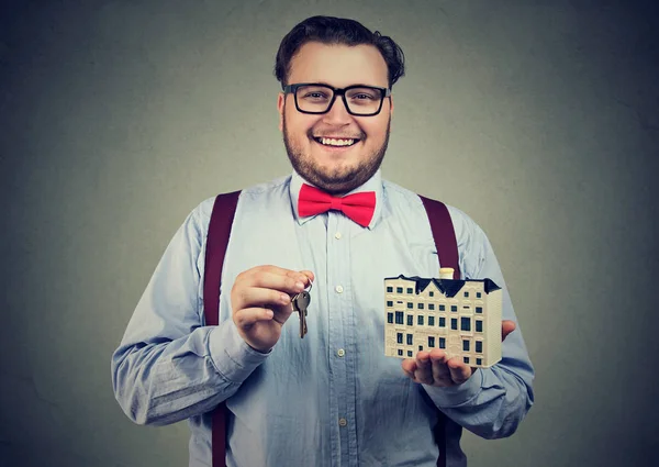 Homme souriant avec maison de jouet et clés — Photo