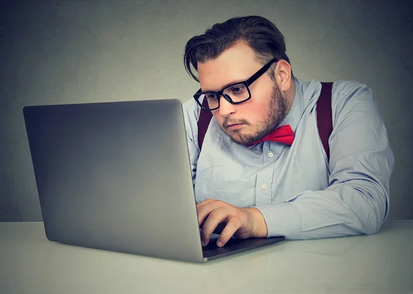 Homem concentrado trabalhando no laptop — Fotografia de Stock